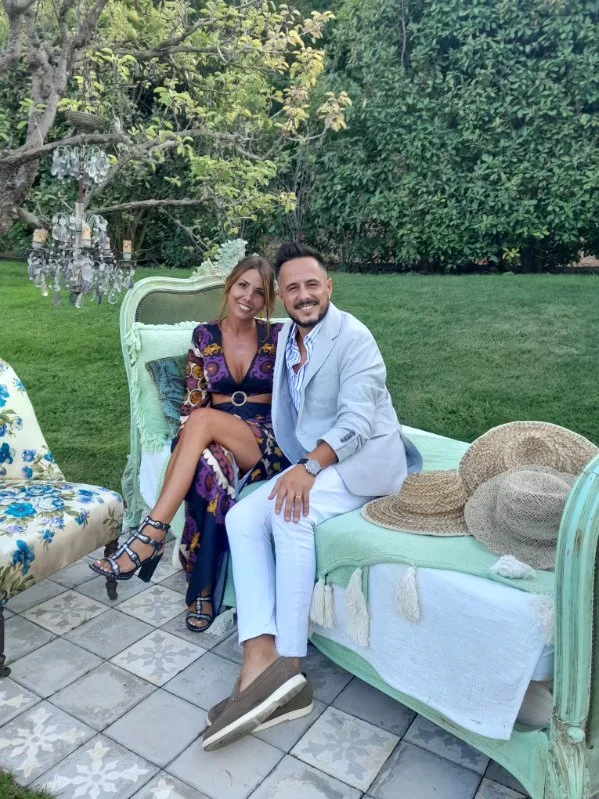 Adeline et Bruno souriants, assis ensemble dans un jardin